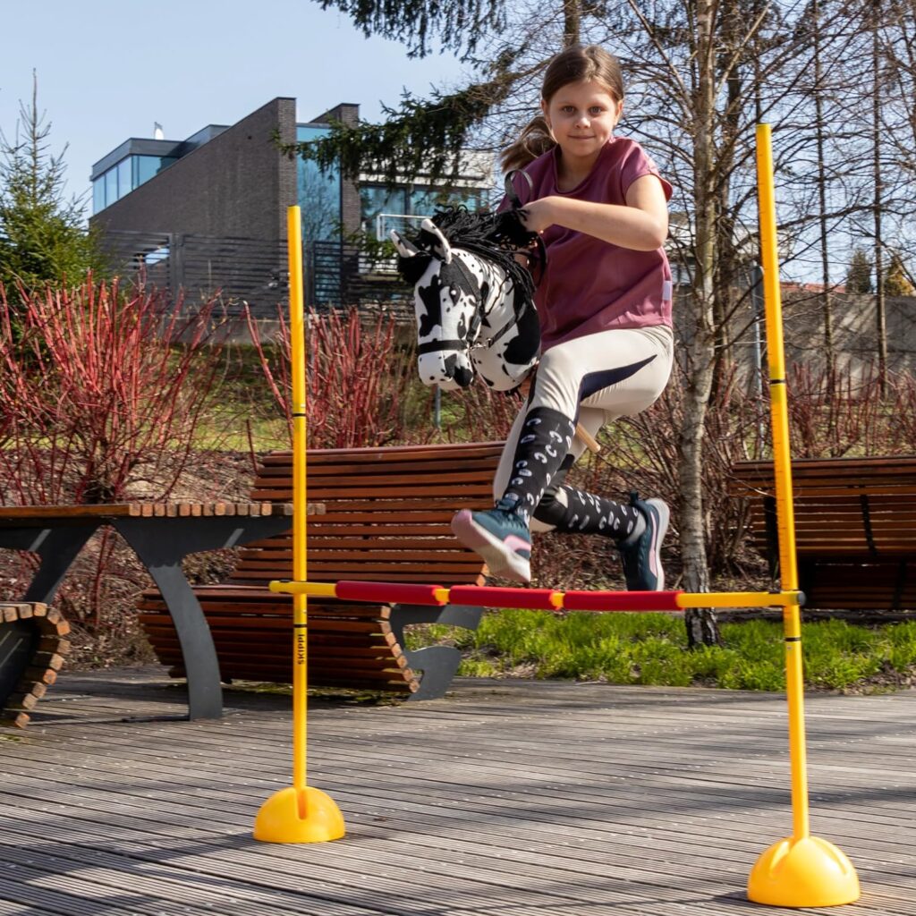 Hobby Horse Schecken beim Springen über ein Hindernis